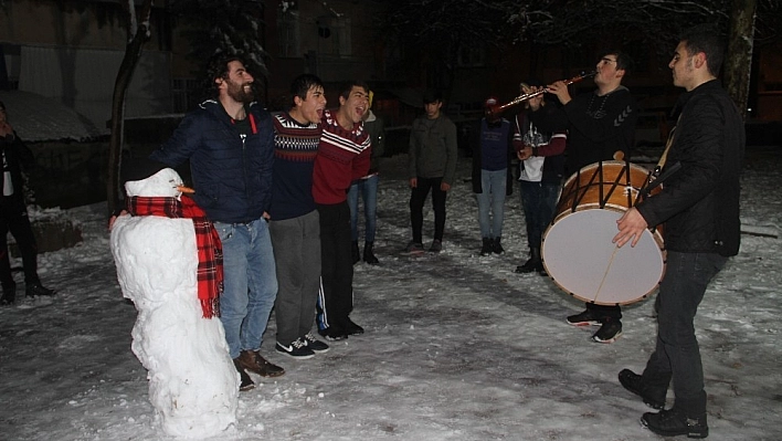Davul, klarnet eşliğinde kar keyfi