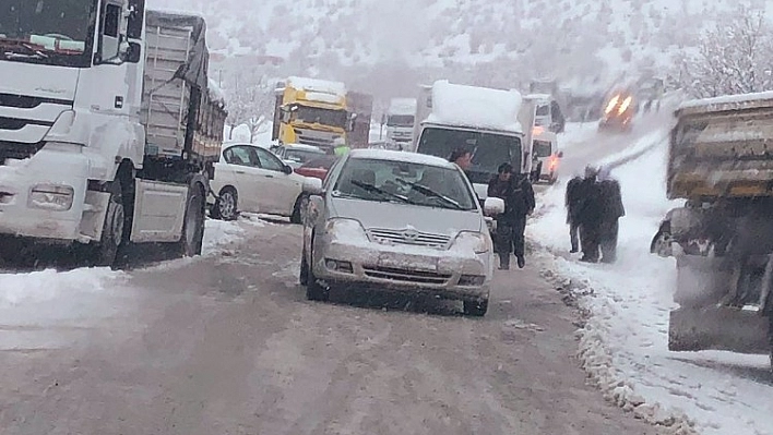 Malatya-Gölbaşı karayolu ulaşıma kapandı 