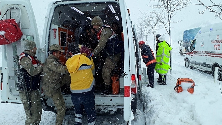 Malatya'da ambulans ile kamyonet çarpıştı: 4 yaralı 