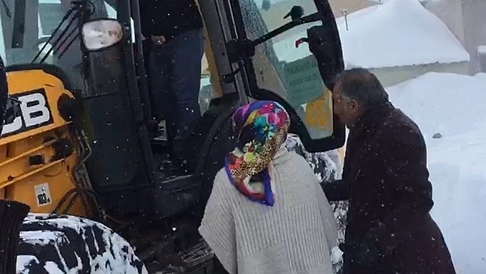 Tipide mahsur kalan hamile kadın, kepçe ile evine ulaştırıldı 