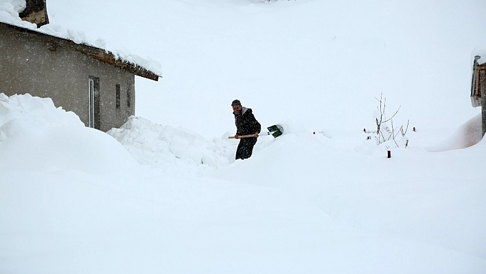 Tunceli kara teslim, yer yer 2 metreye ulaştı 