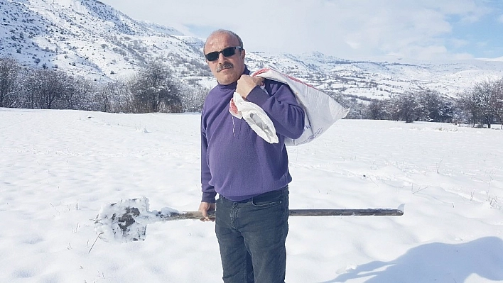 4 yıldır hayvanlar için sırtında çuvalla yiyecek taşıyor 