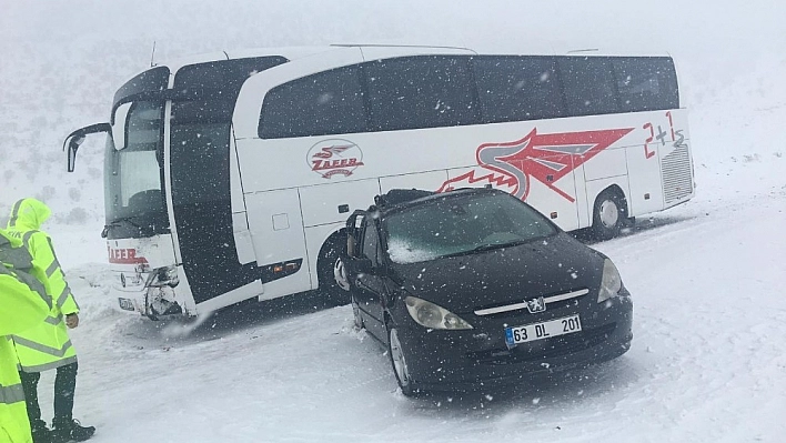 Otomobil otobüse çarpıştı: 2 yaralı 