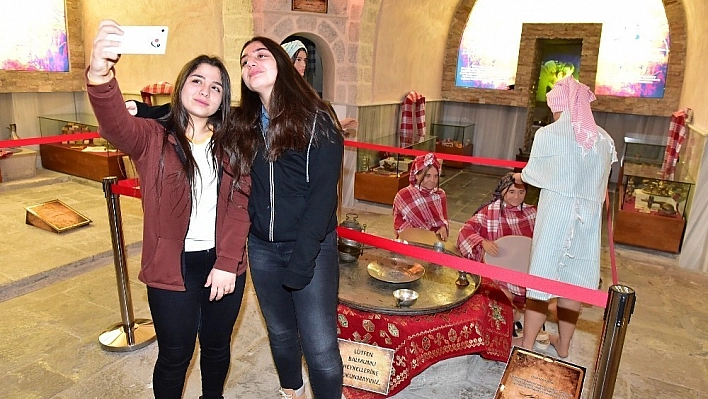 Müzede selfie gününe gençlerden yoğun ilgi 
