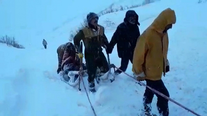 Kızakla taşınan hasta kadına UMKE yetişti 