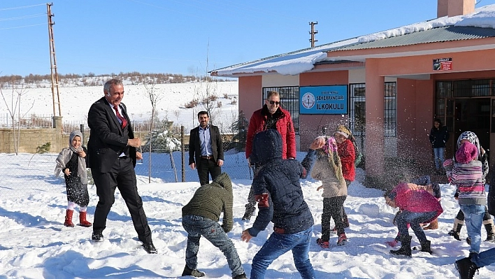 Bingöl'de öğrenciler önce karne aldı, sonra kartopu oynadı 