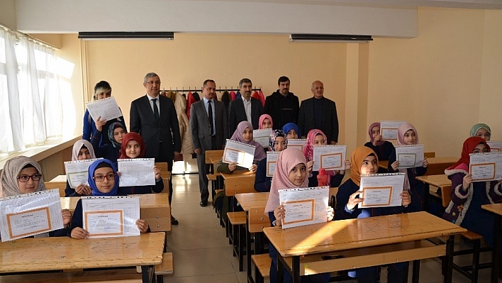 Darende'de öğrencinin karne sevinci 