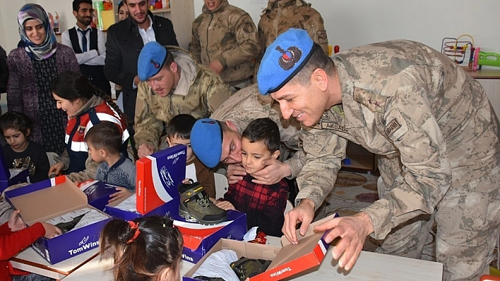 Mehmetçikten öğrencilere anlamlı karne hediyesi 