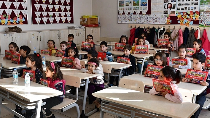 Tunceli'de karne alan öğrencilere 'Sıfır Atık, Sıfır Kayıp' Kitapçığı 