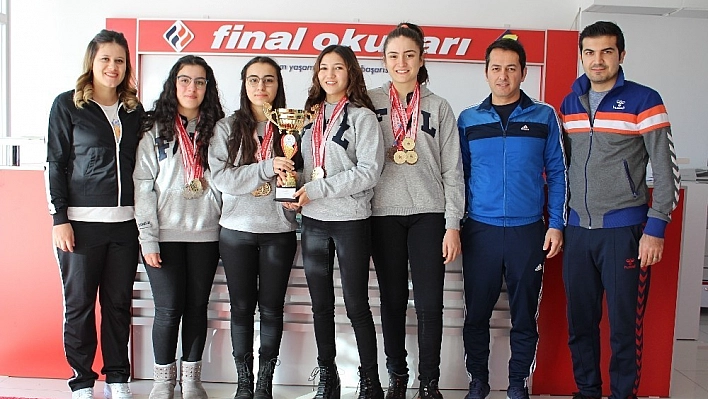 Finalli kızlar yüzmede il birincisi 