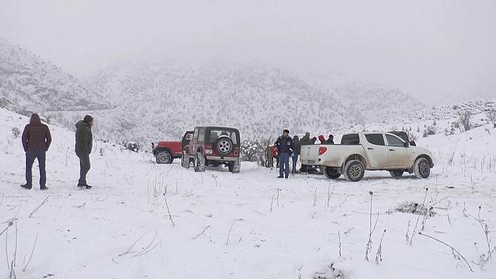 Karlı yaylada off-road gösterisi 