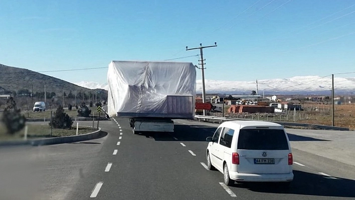 Kasasından taşan yük yolu trafiğe kapattı 