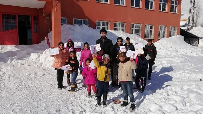 Köy yolu açıldı, çocuklar bugün karne aldı 