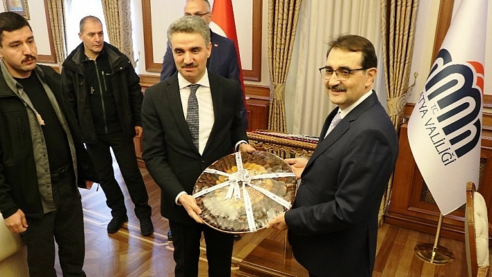 Bakan Dönmez, elektrik ve doğalgaz sektörlerinin temsilcileriyle toplantı gerçekleştirdi 