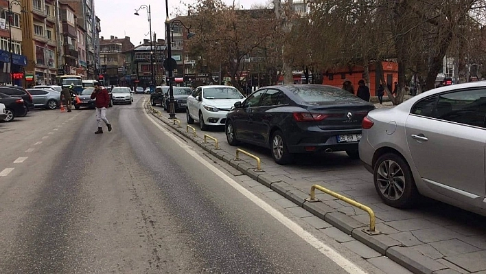 Araçlar kaldırıma park edilince yayalar yoldan yürüdü 