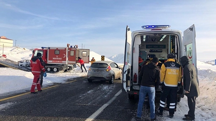 Karlı yollar paletli ambulansla aşılarak Emine nine kurtarıldı 