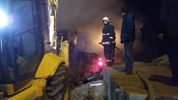 Yangın çıktı, tüp patladı, ev harabeye döndü anne ve 2 çocuğu şans eseri hafif yaralı kurtuldu 