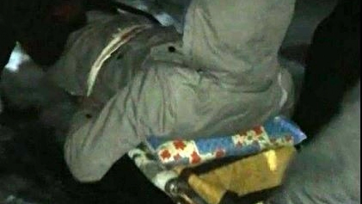Hasta karlı yollarda 'merdivenle' taşınarak ambulansa ulaştırıldı 