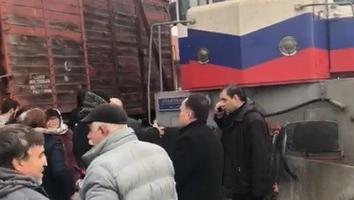 Yer bulamayınca treninin yolunu kestiler 