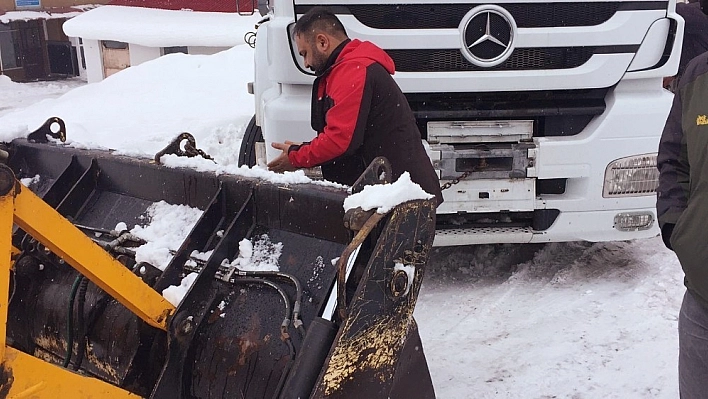 Karlı yollar, sürücülere zor anlar yaşatıyor 