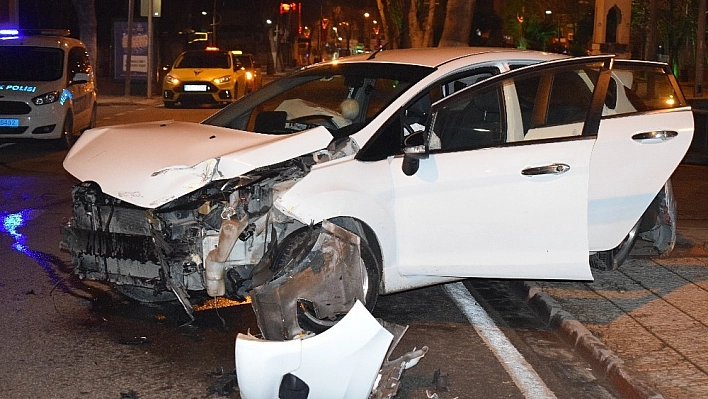 Otomobilin çarptığı ticari taksi kaldırıma savruldu: 1 yaralı 