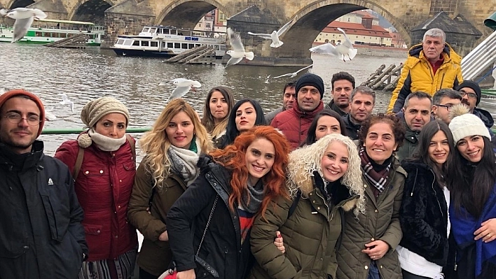 Vali Sonel sözünü tuttu, 24 öğretmen Prag'ı gezdi 