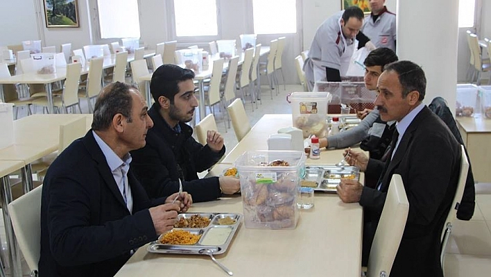 Rektör'den Tweet Atan Öğrenciye Yemek
