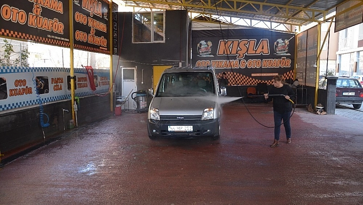 (Özel) Kocası vefat edince 4 çocuğuna bakmak için oto yıkamacı açtı 