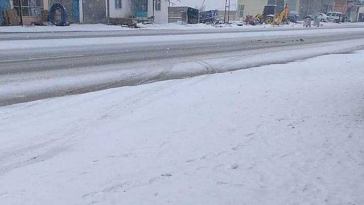 Akçadağ'da Kar yağışı etkili oluyor 