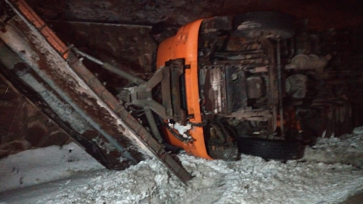 Malatya'da kar küreme aracı devrildi: 1 yaralı 