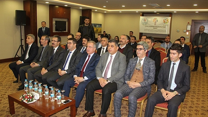 Öğrencilere robotik kodlama eğitimi veriliyor 