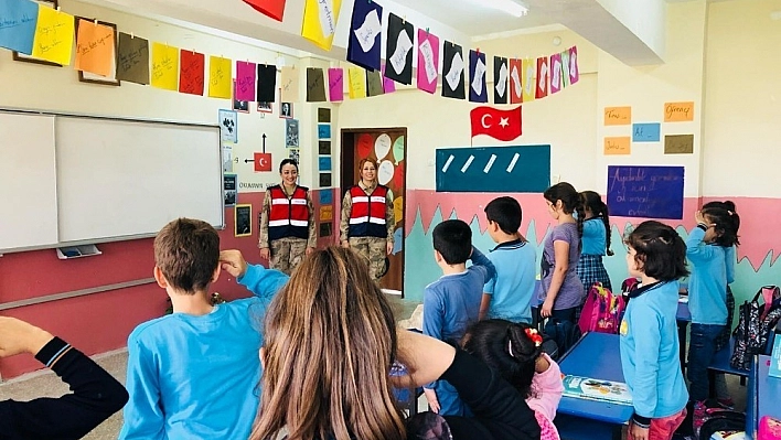 Jandarma, Öğrencileri Bilgilendirdi