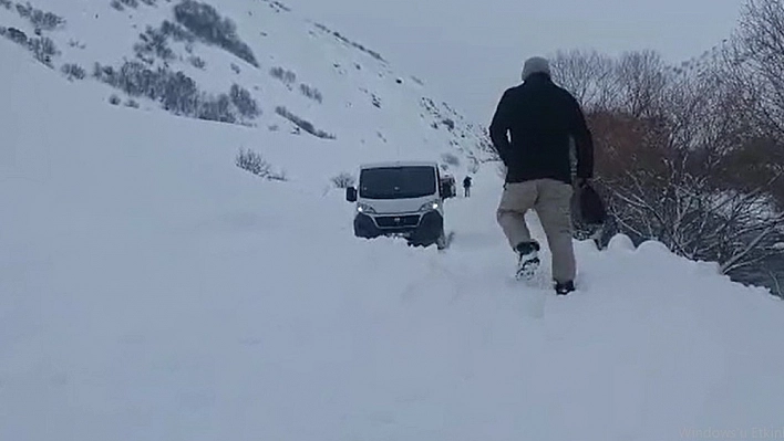 Karlıova'da yola çığ düştü, evin çatısı kardan çöktü 