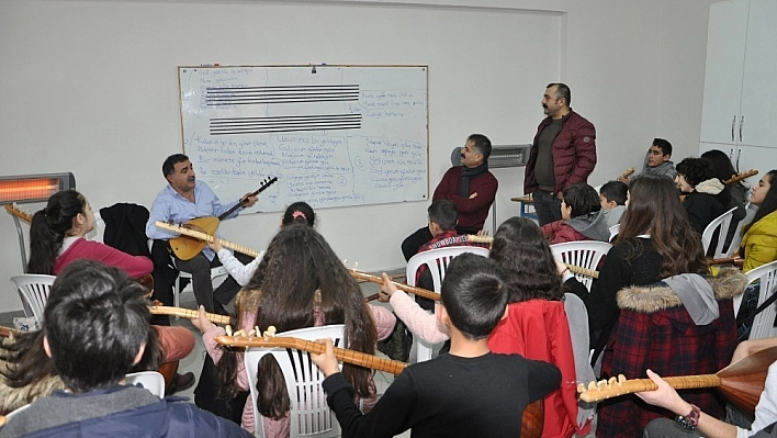 Ünlü bağlama virtüözünden ders alarak yetişiyorlar 