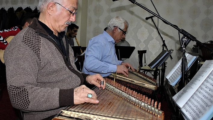 Gündüzleri 'tespih', akşamları 'Kanun'