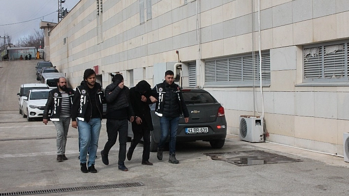 Esrarı Bakın Neresine Saklamış!
