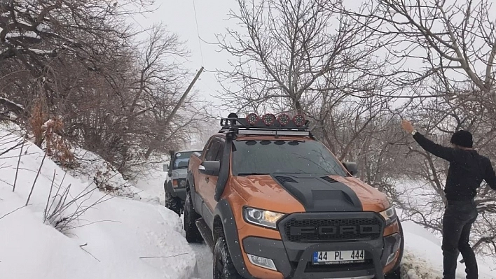 Off road ekibi karda zor anlar yaşadı 