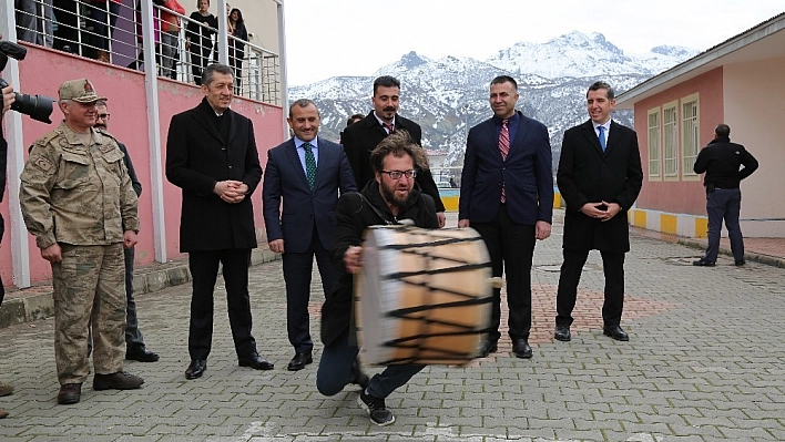 Bakan Selçuk'a Tunceli'de 'Çılgın Davulcu' şovu 