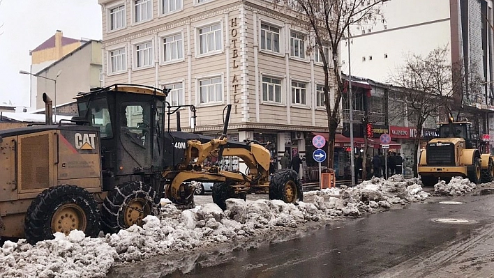 Bingöl'ün merkezinde 2 bin kamyon kar taşındı 