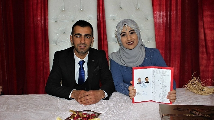 Çiftler Bugün Nikah Salonlarına Koştu