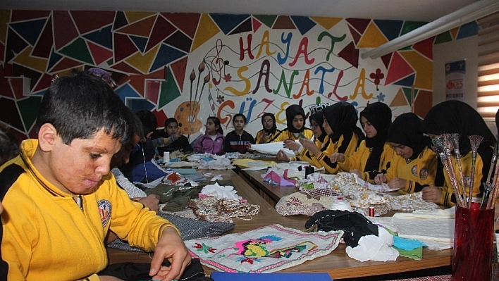 Öğrenciler tasarımını yapıyor, anneleri çantaya dönüştürüyor 
