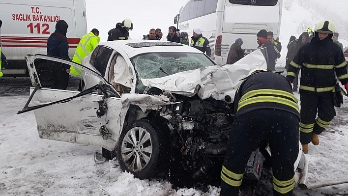 Otomobil ile otobüs çarpıştı: 1 ölü, 10 yaralı 
