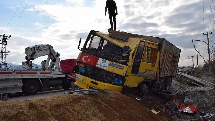Freni patlayan kamyon çelik bariyerlere çarptı: 1 yaralı 