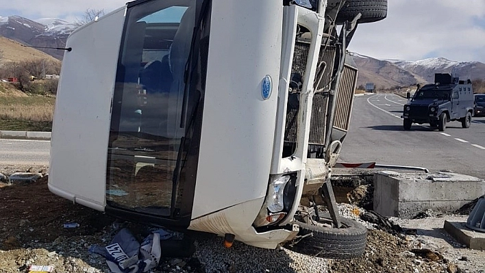 Minibüs ile otomobil çarpıştı: 7 yaralı 