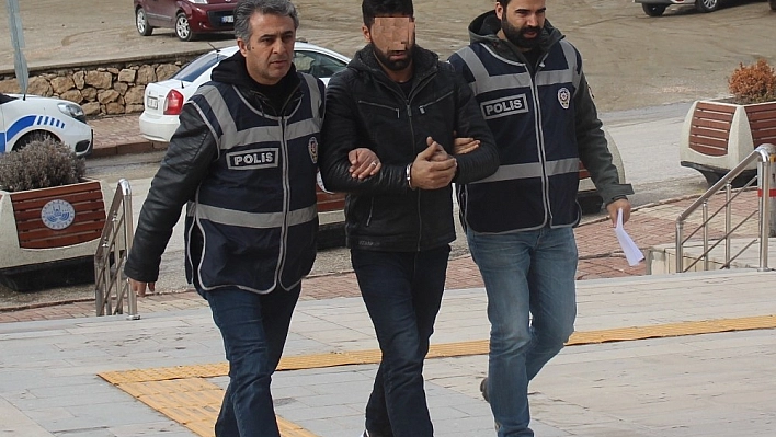 Otomobillerin camını kırıp paraları çaldı