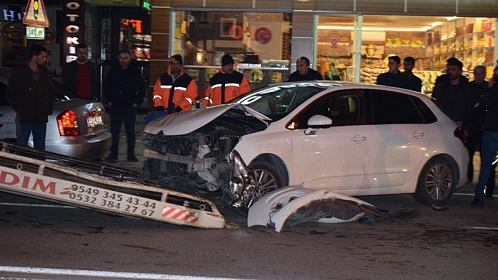 Park halindeki otomobile çarpan araç sürücüsü yaralandı 