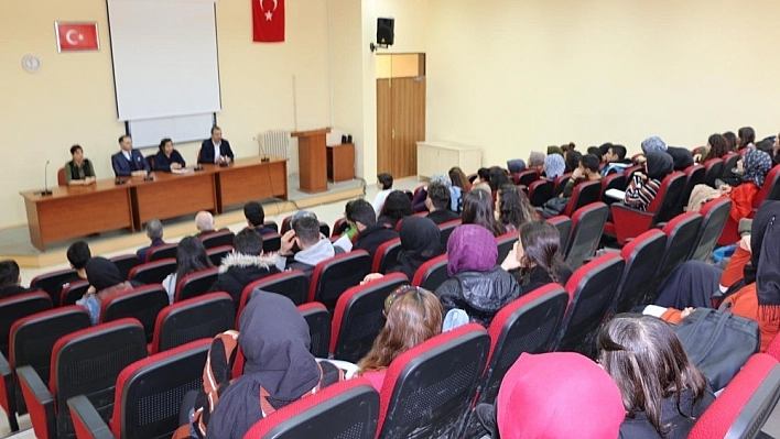 Üniversite Öğrencilerine Seminer Verildi