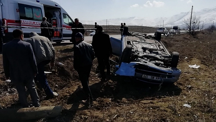 Tekerleği patlayan araç kaza yaptı: 2 yaralı 