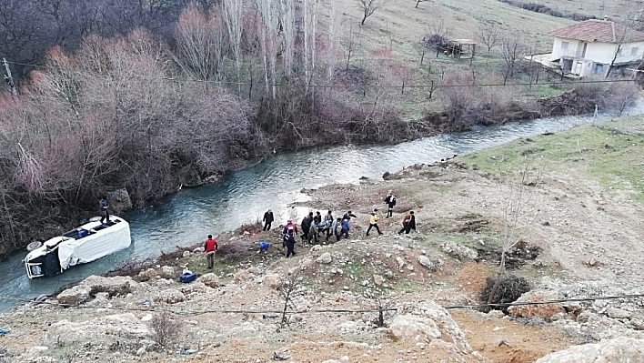 Kontrolden çıkan minibüs dereye uçtu 