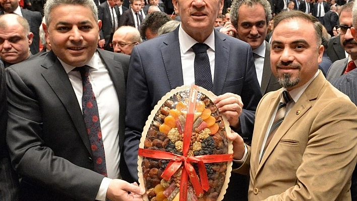 Milli Eğitim Bakanı Selçuk'a Malatya kayısısı hediye edildi 